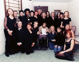 PREMIJERI PREDSTAVE
'Nužne mete' prema istoimenoj knjizi Eve Ensler (u gornjem redu
druga zdesna),
prisustvovala je i Hillary Clinton te brojne slavne hollywoodske glumice koje su sudjelovale u
projektu, poput
Lene Olin, Caliste
Flockhart i Glenn
Close