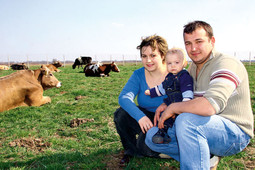 Biznis s kravicama Denis i Karolina Kolarić sa svojim jednogodišnjim sinom Florijanom naslijedili su ranč od djeda; danas imaju 250 krava i promet veći od milijun kuna