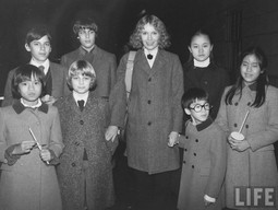 Mia Farrow i njezinih sedmero usvojene djece tijekom dočeka nove 1984. godine. Lark Previn je prva zdesna