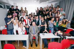 Studenti prve godine Visoke novinarske škole s dekanom Matom Granićem, tajnicom škole Natašom Jeličić i koordinatoricom studentskog poslovanja