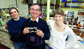 Troje hrvatskih znanstvenika s modelom molekule u ruci