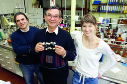 Troje hrvatskih znanstvenika s modelom molekule u ruci