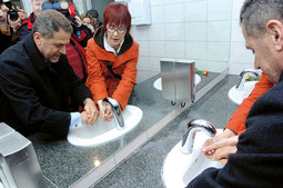 VEDRANA RUDAN I MILAN BANDIĆ peru ruke u javnom WC-u