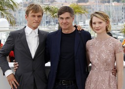 GUS VAN SANT s Henryjem Hopperom i Miom
Wasikowskom, glavnim glumcima njegova najnovijeg
filma 'Restless' koji je premijeru imao u Cannesu