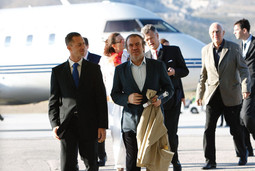 VALERIJ GERGIJEV izlazi u Splitu iz vladina zrakoplova praćen gradonačelnikom Ivanom Kuretom, Polonom Komljenović, Miomirom Žužulom i Petrom Selemom
