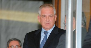 Ivo Sanader - bivši premijer se na losangeleskom aerodromu LAX pojavio dan prije uhićenja Nevenke Jurak, u nedjelju 8. kolovoza oko 14 sati po pacifičkom vremenu