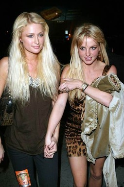Paris Hilton je odbacila tvrdnje da je spavala s Britney Spears