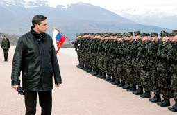 BORUT PAHOR, slovenski
premijer, s vojnicima na Kosovu