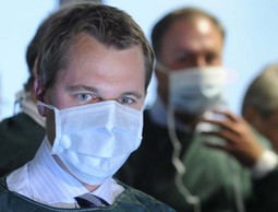 STRAH I PANIKA
Njemački ministar
zdravstva Daniel
Bahr pod maskom
za vrijeme posjeta
sveučilišnoj bolnici
Eppendorf u Hamburgu