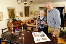 VERA I VLADIMIR VELEBIT, kći i unuk slikara Vladimira Becića, u zagrebačkom stanu pokazuju njegove ratne crteže i fotografije objavljene u časopisu L'illustration
