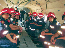 U UTROBI HELIKOPTERA Dobrovoljni vatrogasci iz Tisnog prošle godine u helikopteru HRZ-a Mi-8