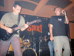 U MLADOSTI je Sviličić svirao gitaru u bendu, a sam je radio glazbu za većinu svojih filmova; na slici u zagrebačkom klubu Sax s grupom Cry Babies