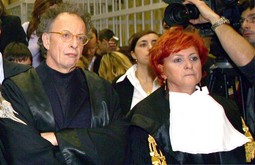 ILDA BOCCASSINI uputila je talijanskom parlamentu zahtjev
da se Berlusconiju skine imunitet kako bi ga ispitali zbog sumnje
da je imao spolne odnose s maloljetnom prostitutkom