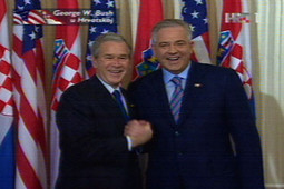 Američki predsjednik George W. Bush u Banskim dvorima se sastao s hrvatskim premijerom Ivom Sanaderom (fotografija HRT-a)
