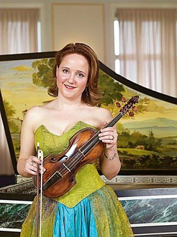LAURA VADJON na violini
članica je barkonog ansambla