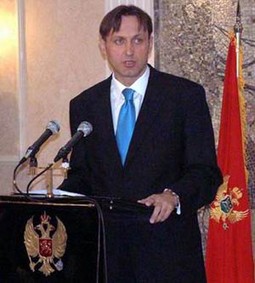 Ranko Krivokappić, predsjednik skupštine Crne Gore, snimljen uz nova državna obilježja te republike.