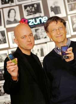 MICROSOFT ZUNE (gore), glazbeni player koji je trebao biti odogovor na Appleov iPod - Zunea je prodano 2 milijuna, iPoda 170 milijuna; Steve Jobs (desno) s iPhoneom, posljednjim Appleovim hitom