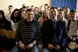 S ginekologom Dubravkom Lepušićem
Vucic je zagrebackim
srednjoškolcima održao predavanje 'Znanje je užitak'