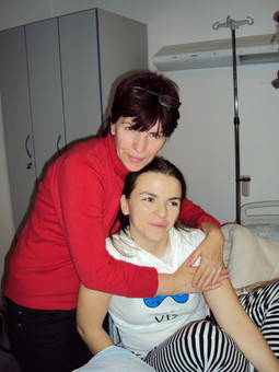Sanda Šakić u zagrljaju majke Marinke