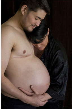 Thomas ponosno pokazuje trudnički trbuh (foto: ABC news)