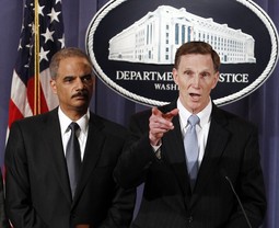 Američki ministar pravosuđa Holder i šef FBI-a Pistole (Reuters)