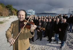 Ferenc Sánta s članovima orkestra - mahom akademski školovanim muzičarima - na plaži hotela Medena u Trogi 