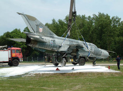 MiG-21 u vojnom dijelu zračne luke Pleso odvozi se na remont, čiji je ishod zbog neispravnih dijelova neizvjestan