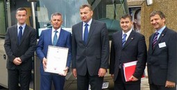 Ministar Đuro Popijač uručuje priznanje čelnicima Auto Zubaka
