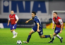 Prvu službenu međunarodnu utakmicu za Dinamo Badelj je odigrao protiv sjevernoirskog kluba Linfielda u prvom pretkolu nogometne Lige prvaka