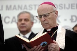 OSJEČKOĐAKOVAČKI
NADBISKUP Marin Srakić naslijedio
je kardinala Bozanića na čelu Hrvatske biskupske konferencije i odmah počeo provoditi politiku odmicanja
Katoličke crkve od HDZ-a