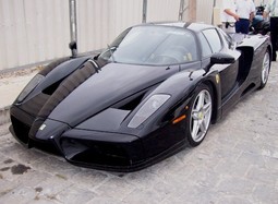 Ferrari Enzo automobil je koji odgovara karakteru Jay Kaya jer je mračan i opak.