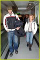 Sascha Baron Cohen sa svojom zaručnicom islom Fisher na engleskom aerodromu