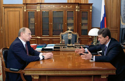 HITNE MJERE ZA
SPAS ZEMLJE
Ruski premijer Vladimir Putin
zabrinuto sluša prijedloge mjera
za spas ekonomije jednog od svojih
najbližih suradnika, ministra Dimitrija Kozaka
