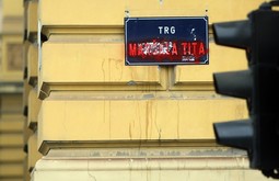 Izgrebana i pošarana ploča na kojoj pise Trg maršala Tita. Photo: Sanjin Strukić/PIXSELL