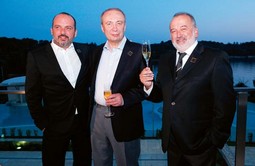 DANKO KONČAR
(u sredini) s Tonyjem i
Mirkom Cetinskim navodno je pobijedio na natječaju za kupnju Brodotrogira na temelju nevaljalog plana
restrukturiranja