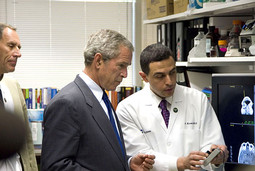 George Bush prilikom posjeta Klinici Cleveland gdje mu je dr. Ali R. Rezai osobno objasnio postupak stimulacije mozga elektrodama