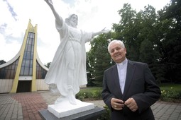 SVEĆENIK I POLITIČAR Biskup Komarica ispred
nove banjolučke katedrale, sagrađene nakon što je stara 1969. stradala u poresu. Za njega u Banjoj Luci kažu da
je 'dobar pop, ali još bolji političar'