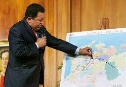 HUGO CHÁVEZ je na tiskovnoj konferenciji u Caracasu na karti objasnio kako je tekla operacija oslobađanja kolumbijskih taokinja