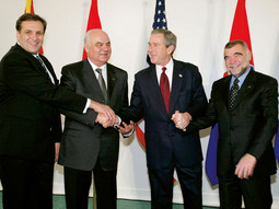 George W. Bush 2002. u Pragu s predsjednikom Mesićem i tadašnjim predsjednicima Makedonije i Albanije, Borisom Trajkovskim i Alfredom Moisiuom