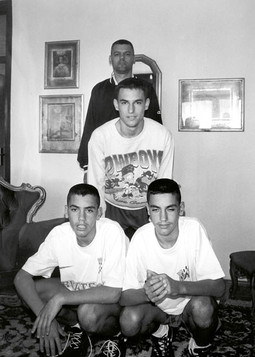 MARKO POPOVIĆ s ocem Petrom i braćom Lukom i Ivanom, koji nisu nastavili obiteljsku tradiciju igranja košarke, 2003. u stanu u Zadru