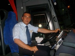 Giuseppe Commande iz Italije, mladi vozač autobusa, slaže se da je brak važan, pod uvjetima da to ne isključuje zabavu i djevojke