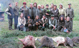 ČLANICE UDRUGE DAMADAMAi njihove gošće koje su došle čak iz Mađarske i Slovenije, nakon uspješnog lova na Zrinskoj gori