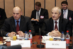 KOSOVSKI premijer Agim Çeku i predsjednik Kosova Fatmir Sejdiu na briselskoj konferenciji o statusu Kosova; ČLAN KOSOVSKOG pregovaračkog tima Veton Surroi (lijevo)
