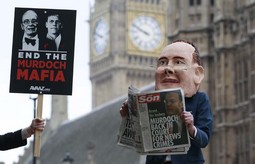 Protesti u Londonu protiv
moćne medijske korporacije
