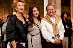 SA SUPRUGOM LYNNE
Montgomery i kćeri Catherine ovog ljeta u
Dubrovniku u Kneževu dvoru, na koncertu Julian Rachlin & Friends