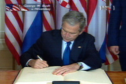 George W. Bush u Plavom salonu Vlade upisao se u Zlatnu knjigu visokih gostiju (fotografija HRT-a)