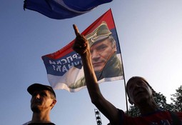 Prizor s prosvjeda povodom uhićenja i izručenja Ratka Mladića Haaškom sudu
