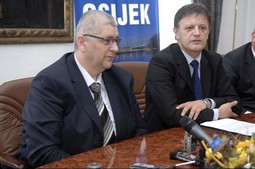ZDRAVKO KRMEK (desno) već se
dovodio u vezu s navodnim
malverzacijama u Hrvatskim vodama