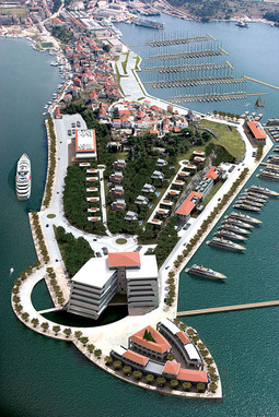 Dva hotela na prednjem dijelu poluotoka, dvadesetak luksuznih vila za iznajmljivanje, dvije marine s jedne strane i pristanište za manje cruisere s druge strane poluotoka