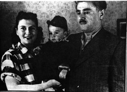 ŽRTVE KOMUNIZMA
Andrija Hebrang sa svojim ocem Andrijom, ubijenim nakon Drugog svjetskog
rata, i majkom Olgom koja je tada bila osuđena na
dugogodišnji zatvor